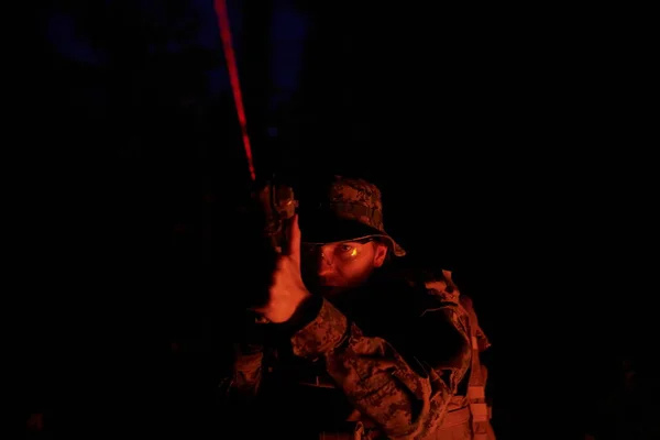 Soldaten Trupp Einsatz Auf Nachtmission Mit Laser Strahllichtern Militärische Team — Stockfoto