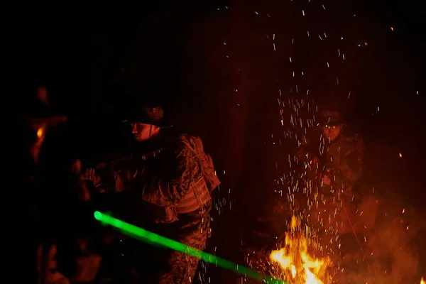 Vojáci Oddíl Akci Noční Misi Pomocí Laserového Paprsku Světla Vojenský — Stock fotografie