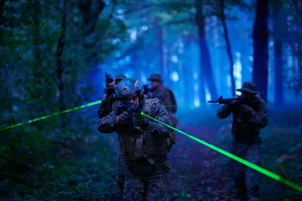 Soldaten Trupp Einsatz Auf Nachtmission Mit Laser Strahllichtern Militärische Team — Stockfoto