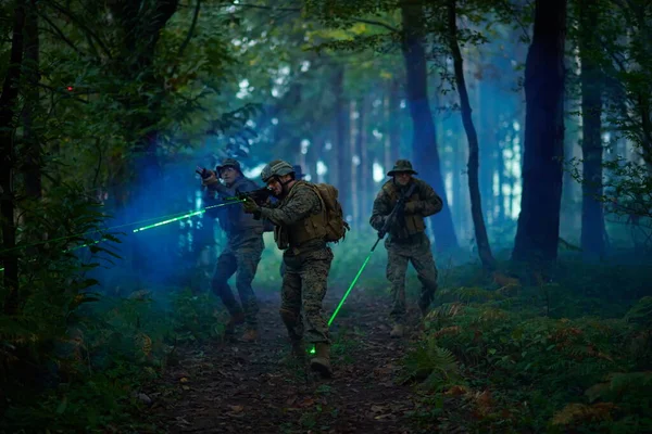 Escuadrón Soldados Acción Misión Nocturna Usando Luces Láser Haz Visión — Foto de Stock