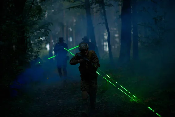 Escuadrón Soldados Acción Misión Nocturna Usando Luces Láser Haz Visión — Foto de Stock