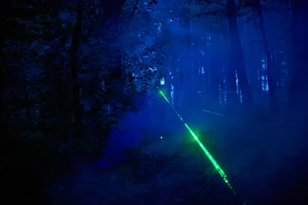 Oddział Żołnierzy Akcji Nocnej Misji Pomocą Wiązki Laserowej Światła Militarne — Zdjęcie stockowe