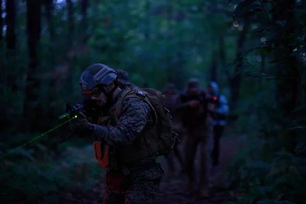 Askerler Gece Görevinde Lazer Işını Işını Kullanarak Hareket Halindeler Askeri — Stok fotoğraf