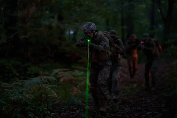 Soldaten Trupp Einsatz Auf Nachtmission Mit Laser Strahllichtern Militärische Team — Stockfoto