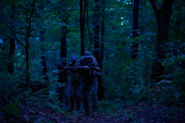 Στρατιώτες Ομάδα Δράση Κατά Διάρκεια Της Νυχτερινής Αποστολής Χρησιμοποιώντας Λέιζερ — Φωτογραφία Αρχείου