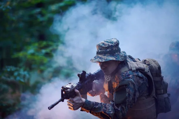 Equipo Soldados Acción Concepto Misión Nocturna Militery — Foto de Stock