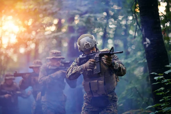 Escuadrón Soldados Guerra Moderna Corriendo Como Equipo Formación Batalla —  Fotos de Stock