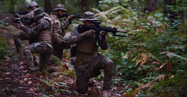 Modern Warfare Soldiers Squad Läuft Als Team Kampfformation — Stockfoto