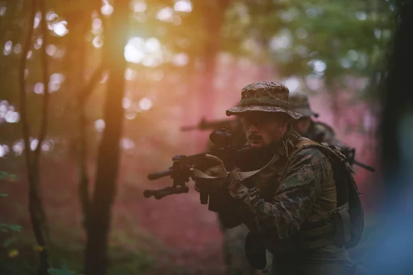 Soldados Guerra Modernos Esquadrão Correndo Como Equipe Formação Batalha — Fotografia de Stock