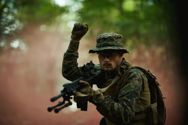 Σύγχρονος Αξιωματικός Πολέμου Στρατιώτης Δείχνει Τακτική Σήματα Χέρι Για Δώσει — Φωτογραφία Αρχείου