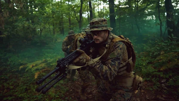 Escuadrón Soldados Guerra Moderna Corriendo Como Equipo Formación Batalla — Foto de Stock