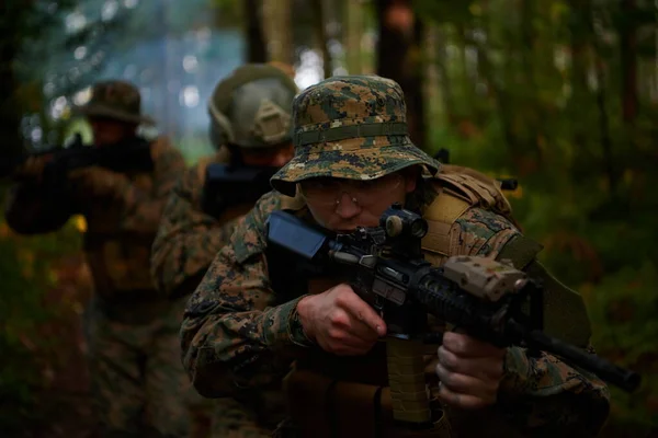 Escuadrón Soldados Guerra Moderna Corriendo Como Equipo Formación Batalla — Foto de Stock