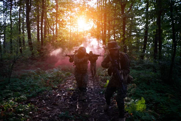 Escuadrón Soldados Guerra Moderna Corriendo Como Equipo Formación Batalla — Foto de Stock