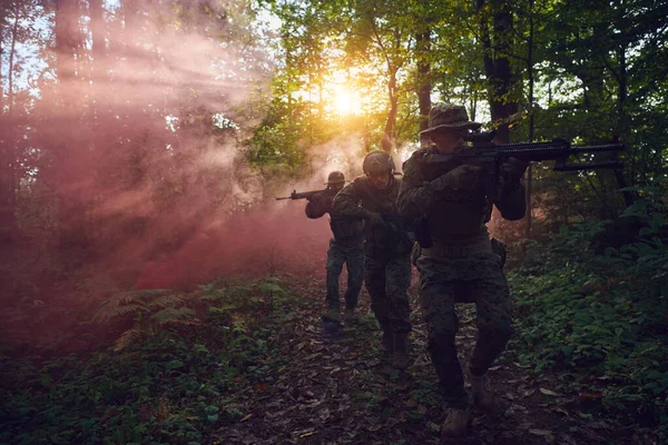 Modern Warfare Soldiers Squad Läuft Als Team Kampfformation — Stockfoto