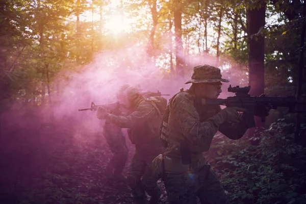Nowoczesne Wojny Żołnierze Squad Działa Jako Zespół Formacji Bojowej — Zdjęcie stockowe