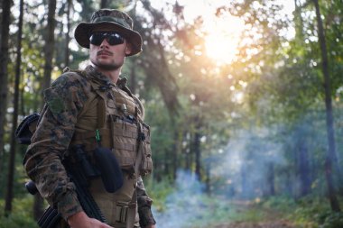 asker portresi koruyucu ordu taktik teçhizatı ve silahı ile dinleniyor ve dinleniyor.