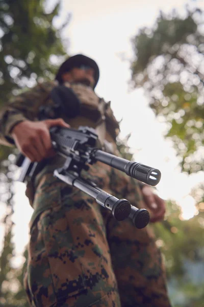 Vojákův Portrét Ochranným Armádním Taktickým Vybavením Zbraní Přestávkou Relaxací — Stock fotografie