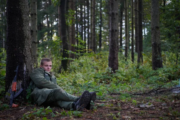 Terrorist Macht Pause Und Raucht Zigarette Wald — Stockfoto