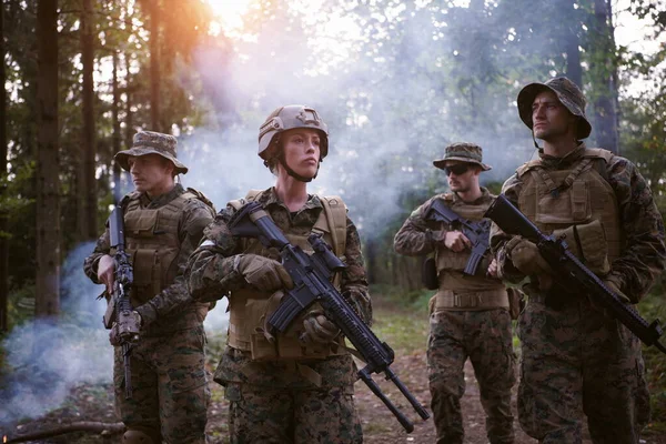 Moderne Oorlogsvoering Soldaten Squad Running Tactical Battle Formation Woman Als — Stockfoto