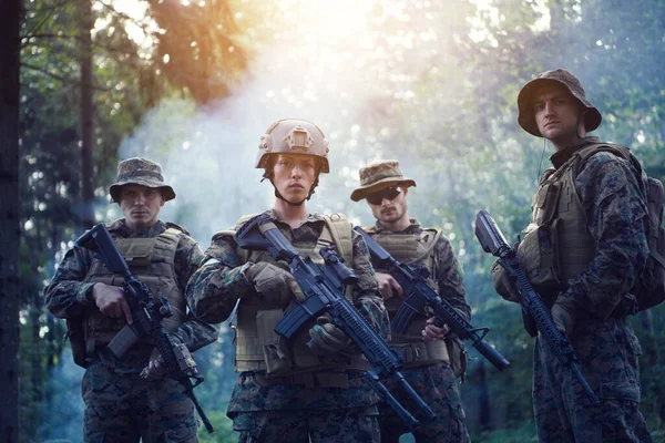 Modern Warfare Soldiers Squad Läuft Taktischer Kampfformation Frau Als Teamleiterin — Stockfoto