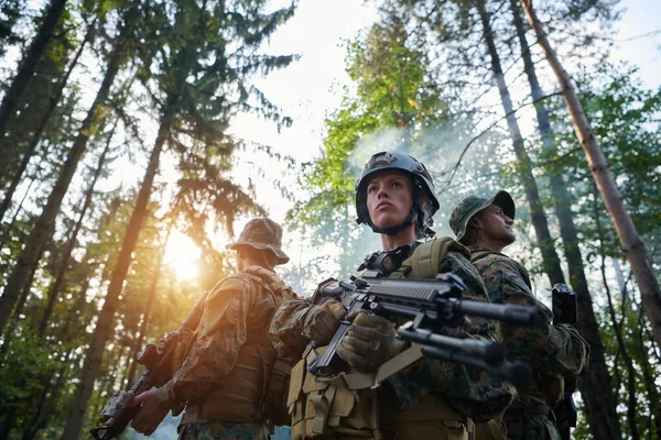 Modern Warfare Soldiers Squad Läuft Taktischer Kampfformation Frau Als Teamleiterin — Stockfoto