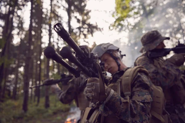 Загін Солдатів Сучасної Війни Біжить Формі Тактичної Битви Жінка Командний — стокове фото