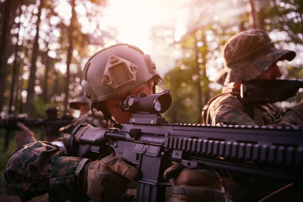 Modern Warfare Soldiers Squad Läuft Taktischer Kampfformation Frau Als Teamleiterin — Stockfoto