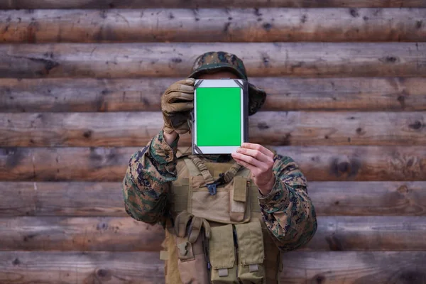 Soldado Usando Tablet Computador Contra Parede Madeira Velha Acampamento Militar — Fotografia de Stock