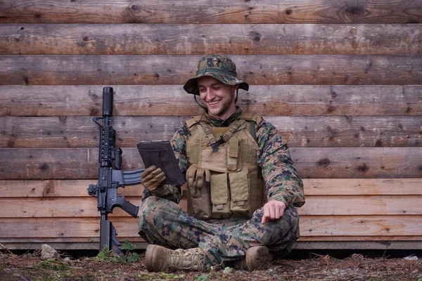 Soldat Utilisant Ordinateur Tablette Contre Vieux Mur Bois Dans Camp — Photo
