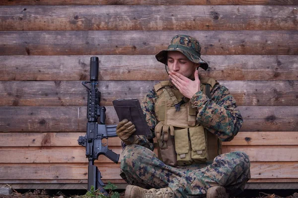 Soldat Mit Tablet Computer Gegen Alte Holzwand Militärlager Mit Freunden — Stockfoto