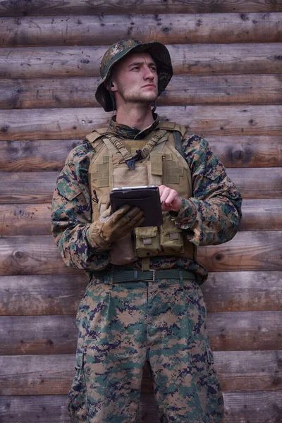 Soldado Usando Tableta Contra Vieja Pared Madera Campamento Militar Para —  Fotos de Stock