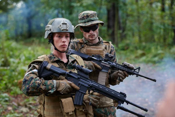 Soldados Guerra Modernos Esquadrão Correndo Formação Tática Batalha Mulher Como — Fotografia de Stock