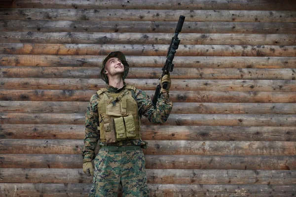 士兵肖像画 带有保护性的陆军战术装备和休息和放松的武器 — 图库照片
