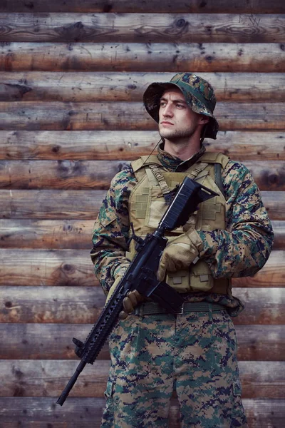 Potret Prajurit Dengan Tentara Pelindung Perlengkapan Taktis Dan Senjata Memiliki — Stok Foto