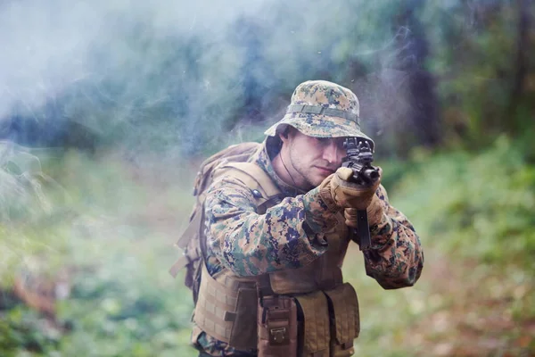 Nowoczesny Żołnierz Wojenny Akcji Celujący Celownik Laserowy Broni Pozycji Bojowej — Zdjęcie stockowe