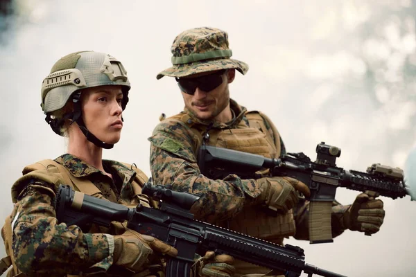 Загін Солдатів Сучасної Війни Біжить Формі Тактичної Битви Жінка Командний — стокове фото