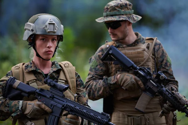 Modern Warfare Soldiers Squad Läuft Taktischer Kampfformation Frau Als Teamleiterin — Stockfoto