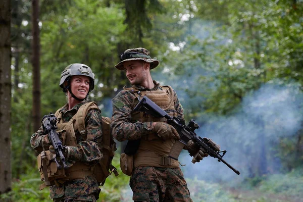 Nowoczesne Warfare Soldiers Squad Running Tactical Battle Formation Kobieta Jako — Zdjęcie stockowe