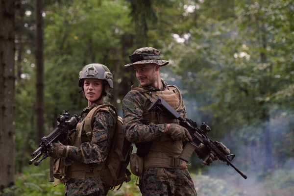 Modern Warfare Soldiers Squad Running Taktical Battle Formation Woman Jako — Stock fotografie