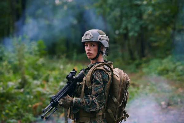 Vrouw Soldaat Klaar Voor Strijd Het Dragen Van Beschermende Militaire — Stockfoto