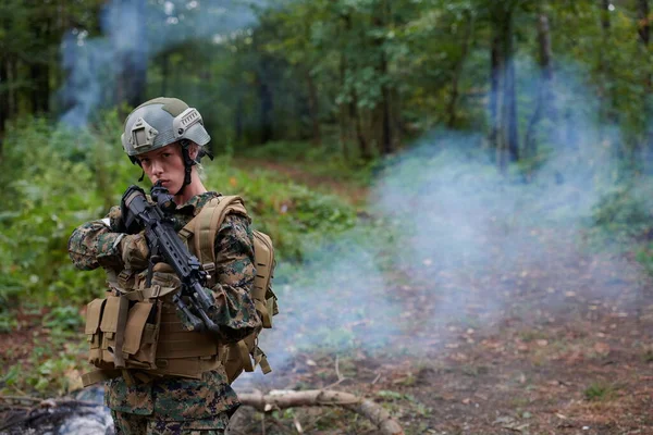 Mujer Soldado Listo Para Batalla Usando Equipo Militar Protector Arma — Foto de Stock