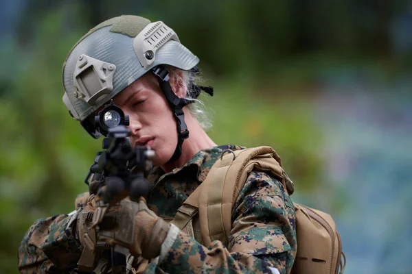 Mujer Soldado Listo Para Batalla Usando Equipo Militar Protector Arma — Foto de Stock