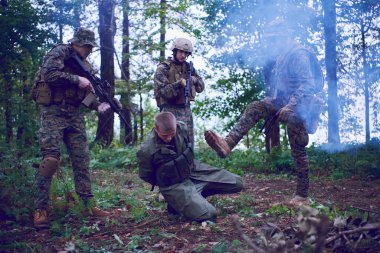 Askerler teröristleri canlı ele geçirdi ve onlara karşı şiddet içeren özel taktiklerle sorguladı.