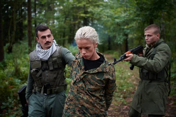 Terroristen Nahmen Soldatin Bei Lebendigem Leib Gefangen Und Verhörten Sie — Stockfoto