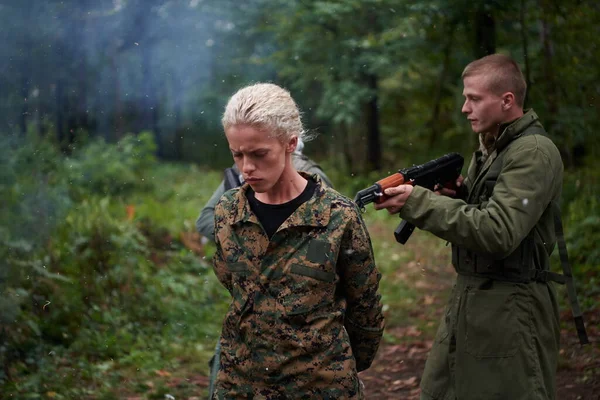 Terroryści Pojmali Żywą Kobietę Żołnierza Przesłuchiwali Specjalny Sposób — Zdjęcie stockowe