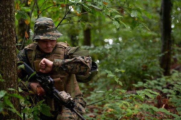 American Marine Corps Special Operations Soldier Preparing Tactical Commpunication Gear — Stock Photo, Image