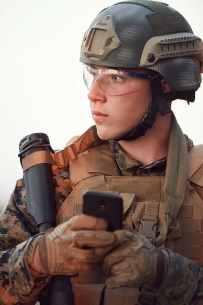 Soldado Usando Telefone Inteligente Para Entrar Contato Com Família Namorada — Fotografia de Stock