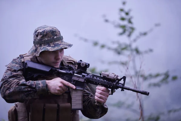 Soldat Guerre Moderne Action Visant Optique Visée Laser Arme Position — Photo