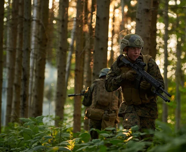 Modern Krigföring Soldater Squad Springa Som Team Slaget Bildning — Stockfoto