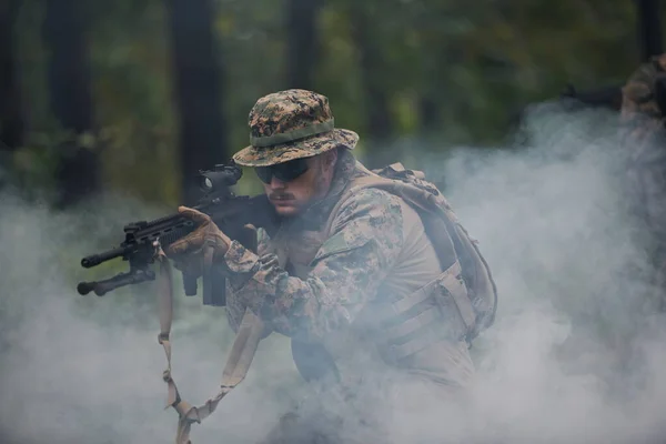 Soldado Guerra Moderno Ação Visando Óptica Mira Laser Armas Posição — Fotografia de Stock